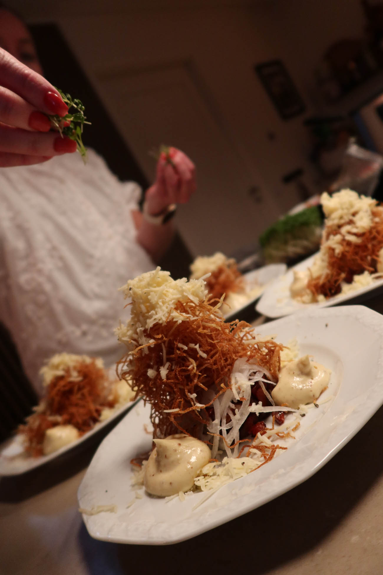 Montering av tomattartar med potatiskrisp och lök
