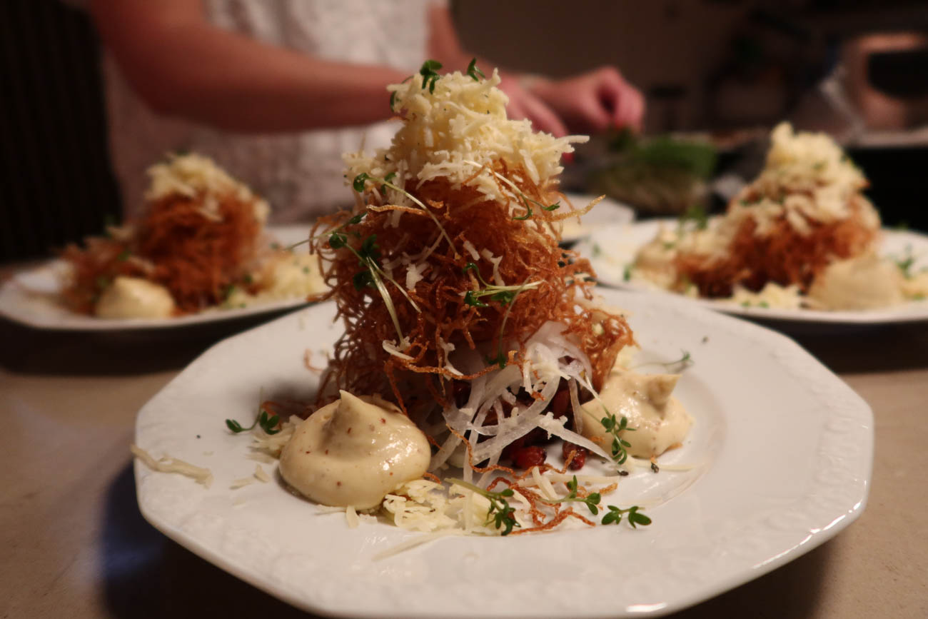 Klar tomattartar upplagd med senapsmajonnäs och krasse