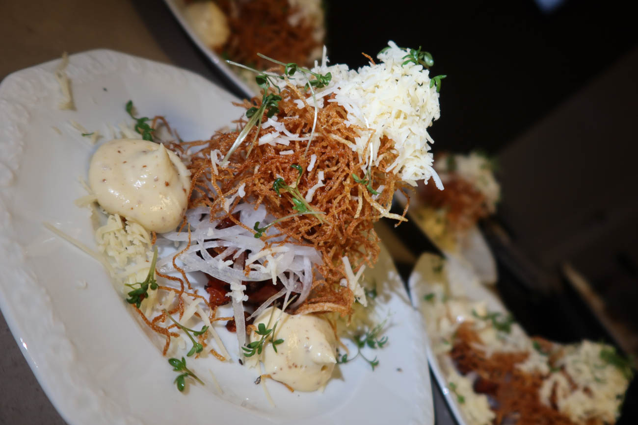 Serverad tomattartar med riven ost och senapsmajonnäs