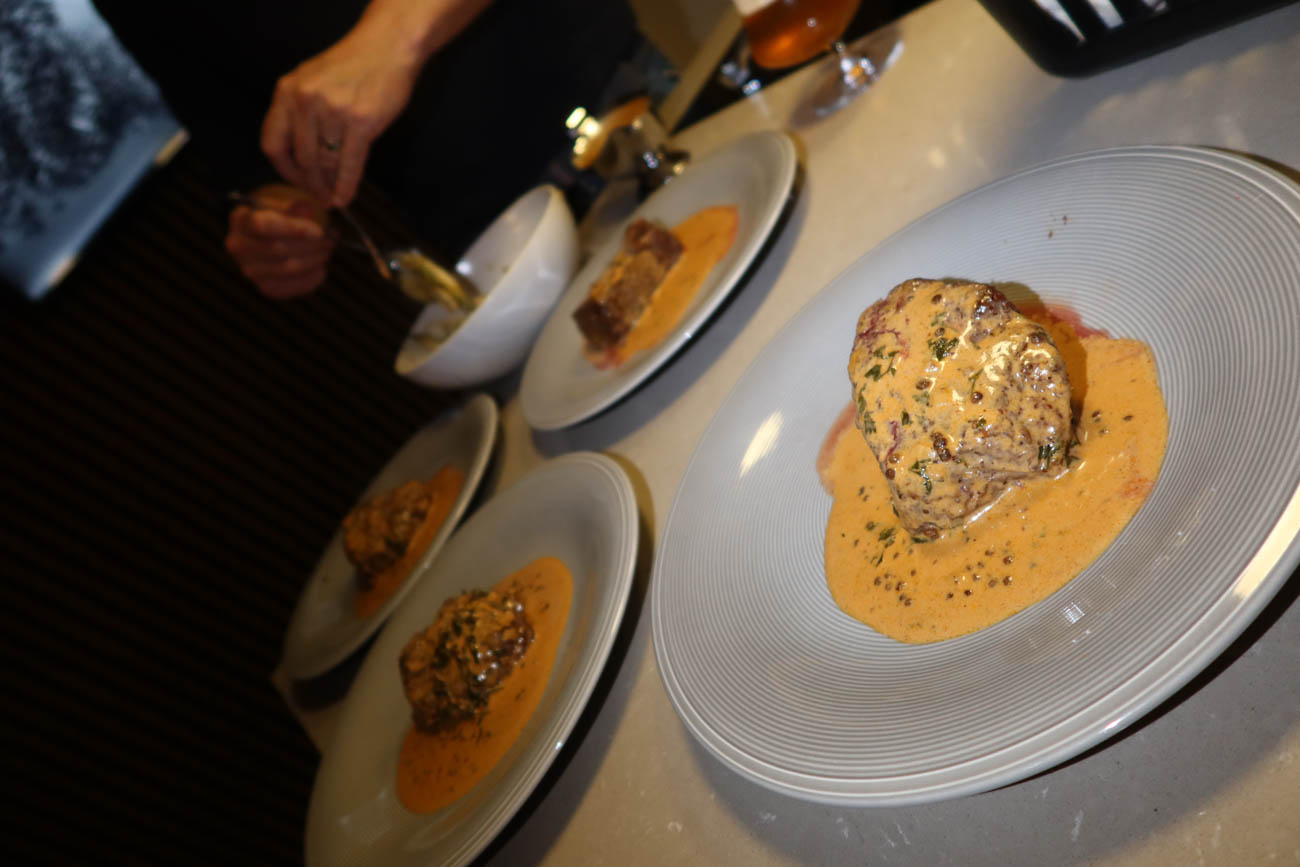 servering av rosépepparbiff med sås