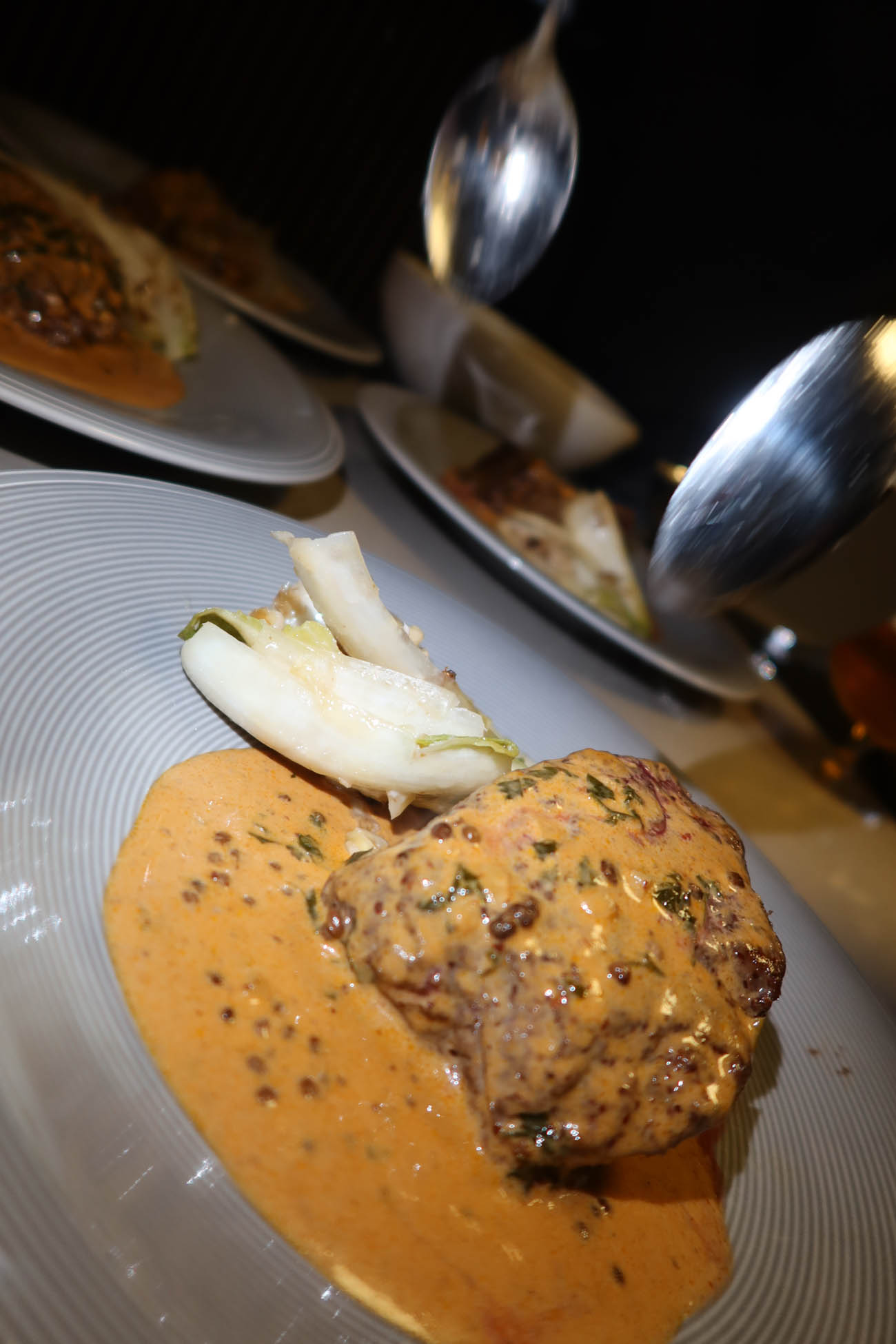 rosépepparbiff i vodkasås med endivesallad