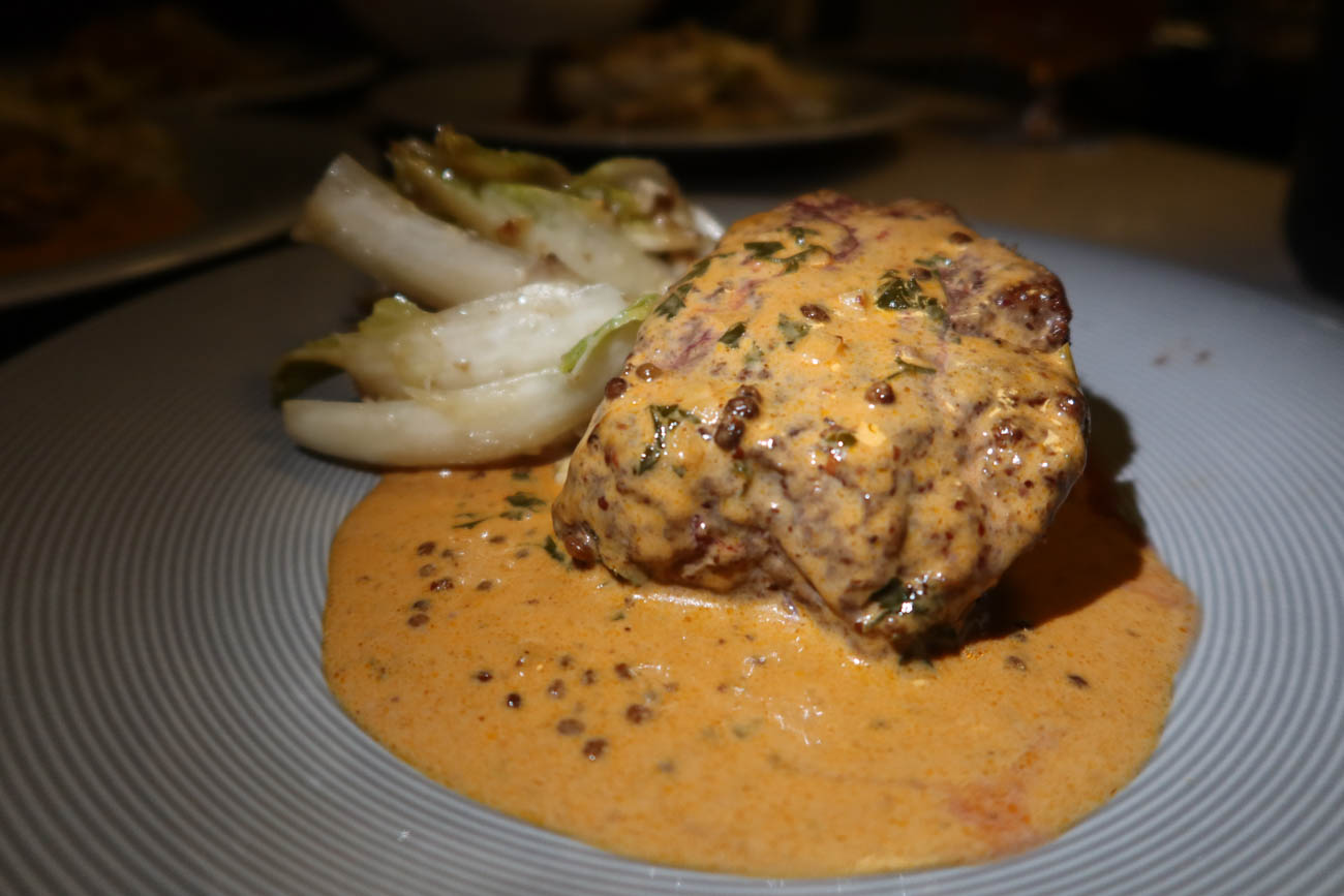 rosépepparbiff med endivesallad på tallrik