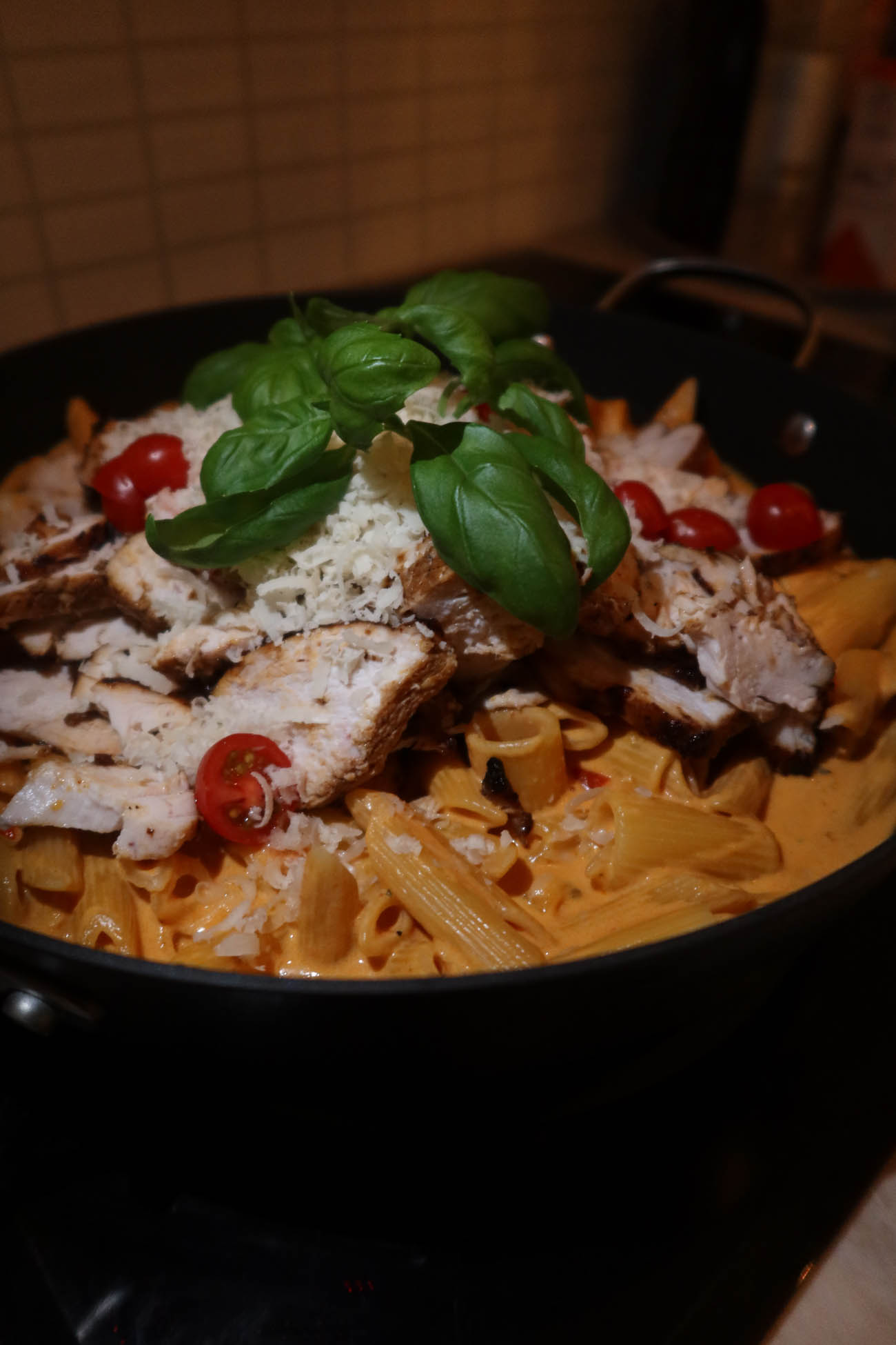 Krämig kycklingpasta i tomatsås