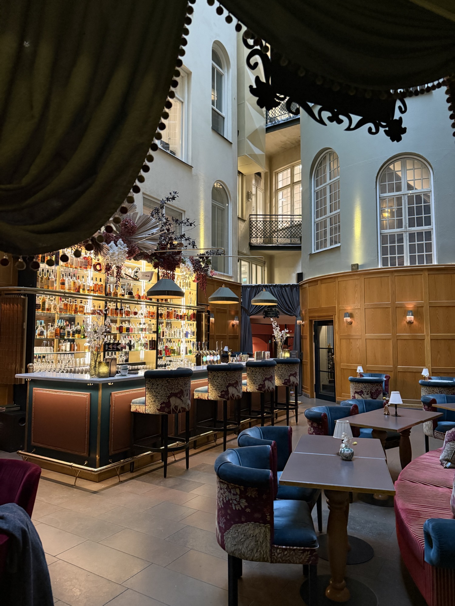 Hotel Kung Carl lobby med juldekorationer och regnigt Stockholm utanför