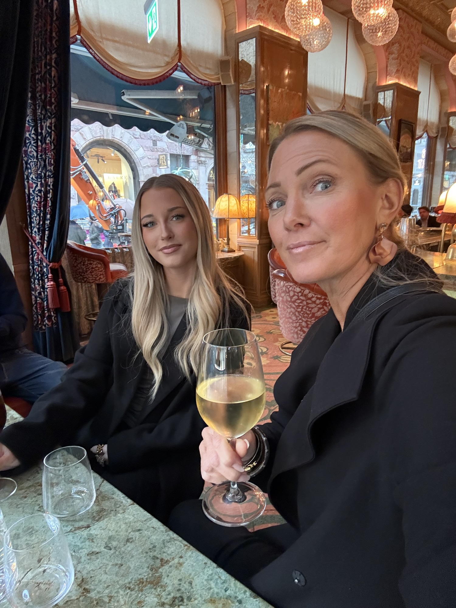 Olivia och Sebastian Riis på hotellrummet i Stockholm