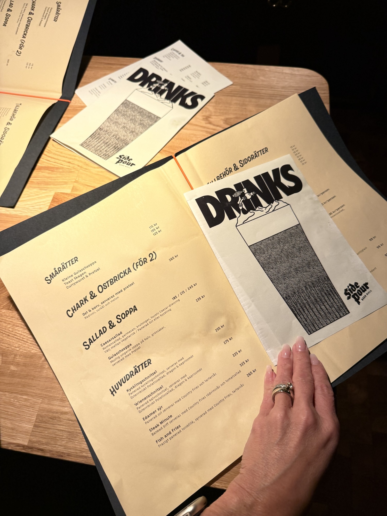 Stockholms gator i novemberregn