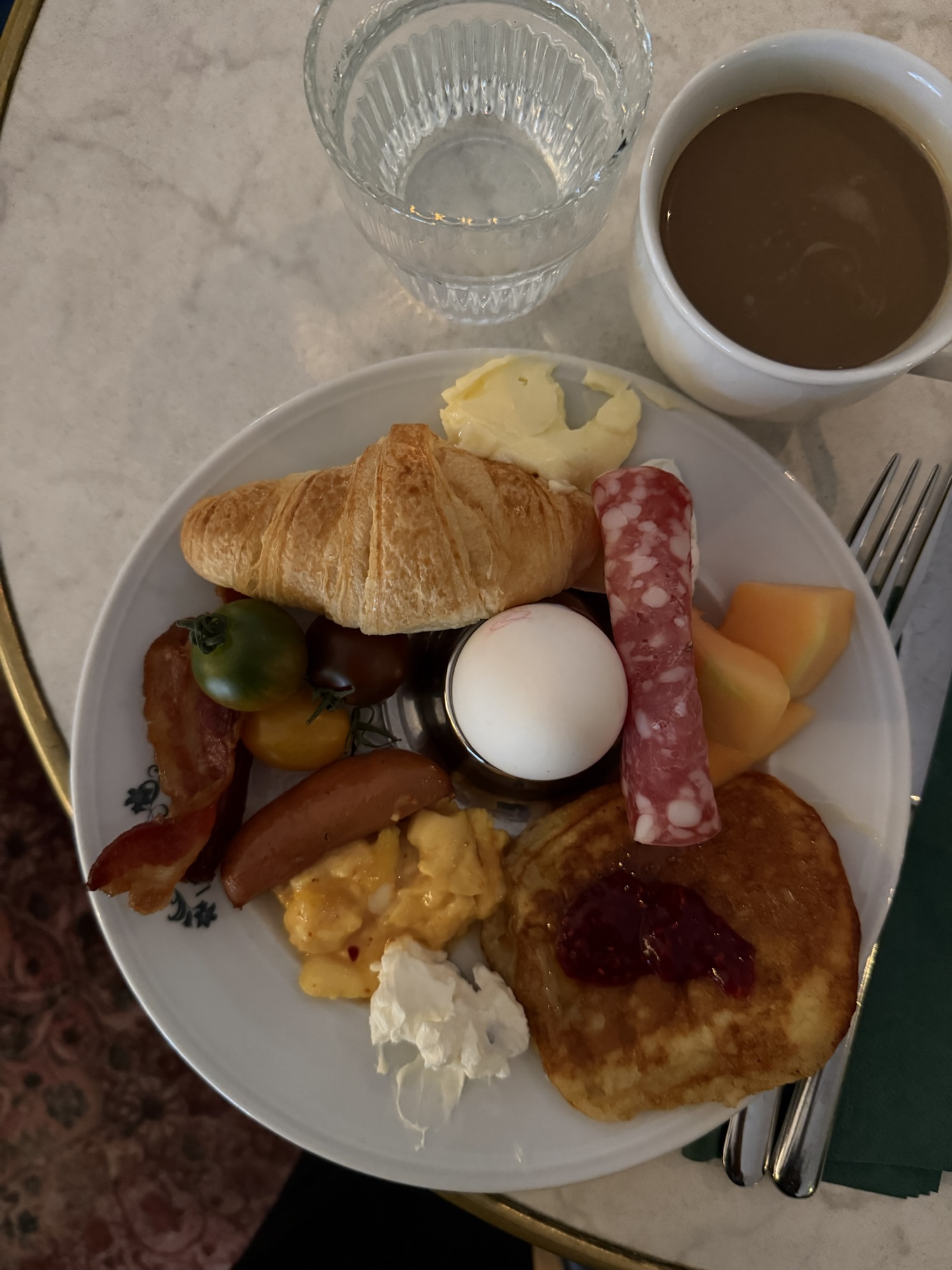 Kvällsmys på hotellrummet i Stockholm