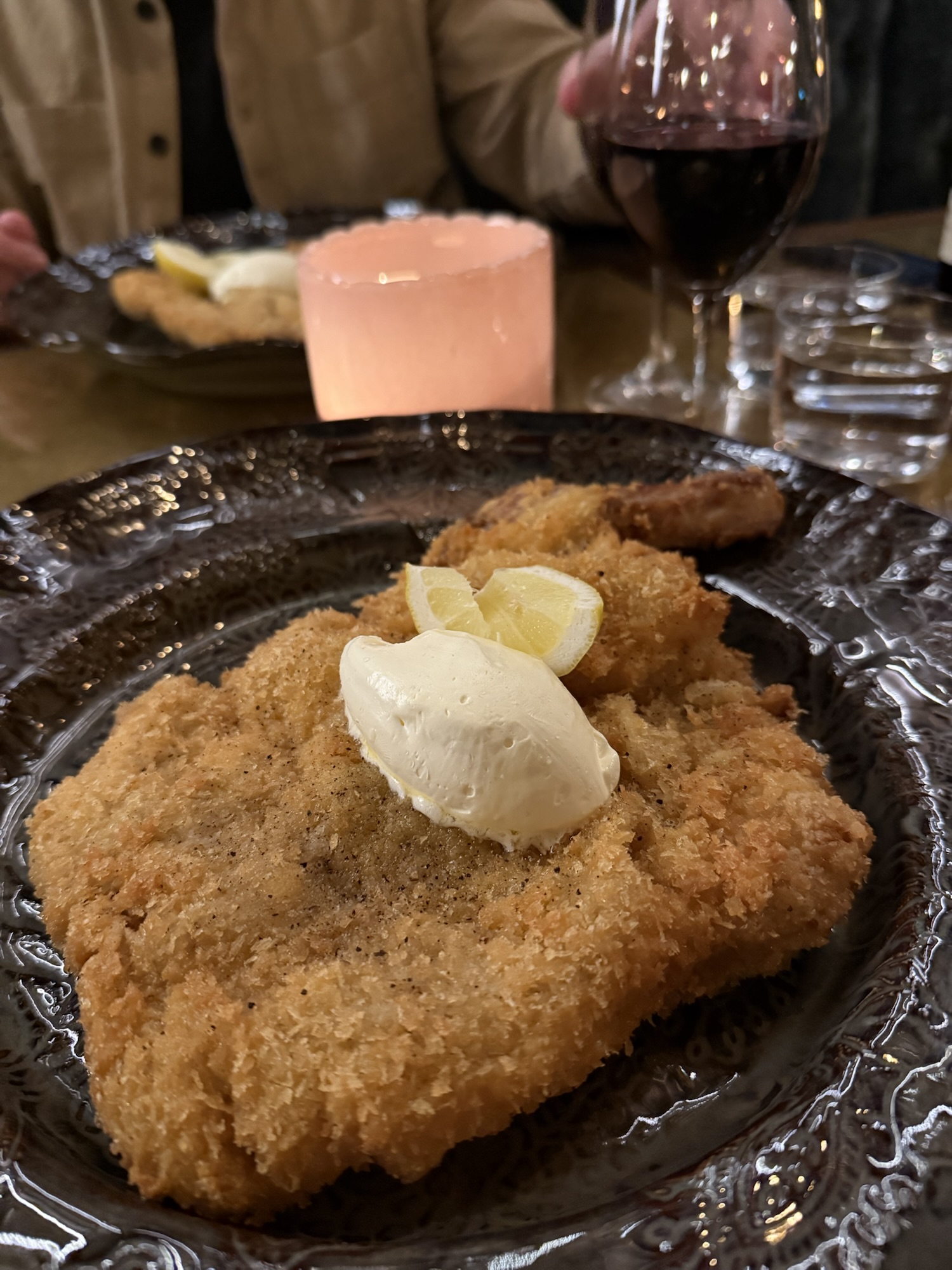 Schnitzel serverad på pizzatallrik – Img 7699