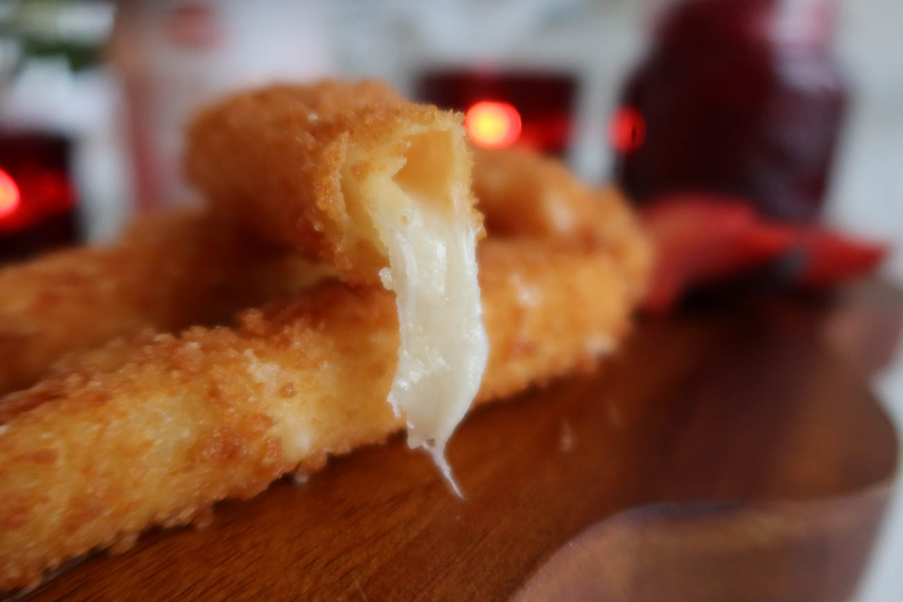 Servering av friterad manchego och vin