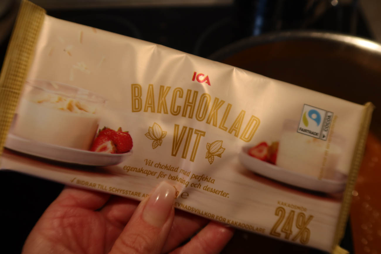 Kola fudgebitar på bakplåtspapper