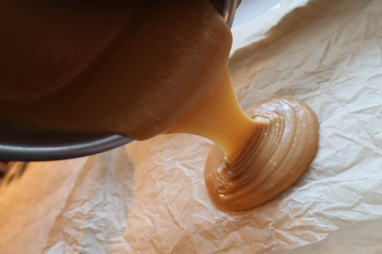 Fudgebitar med flingsalt på fat