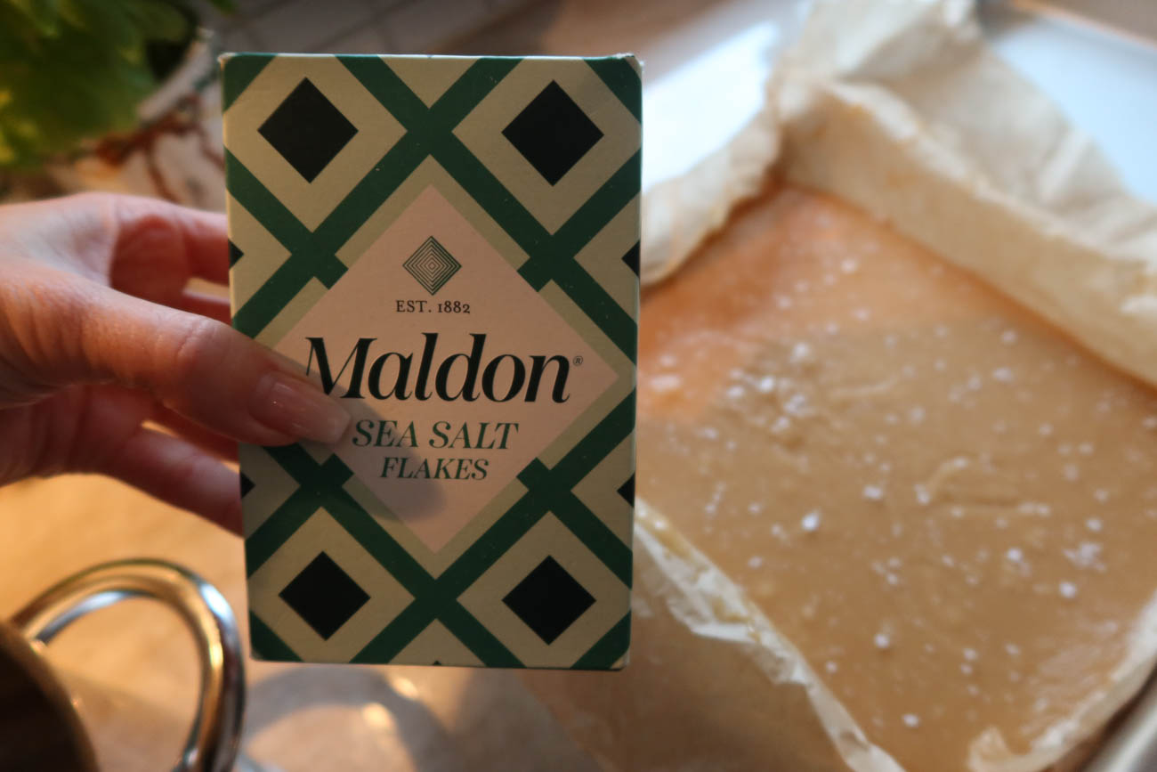 Närbild på fudge med flingsalt