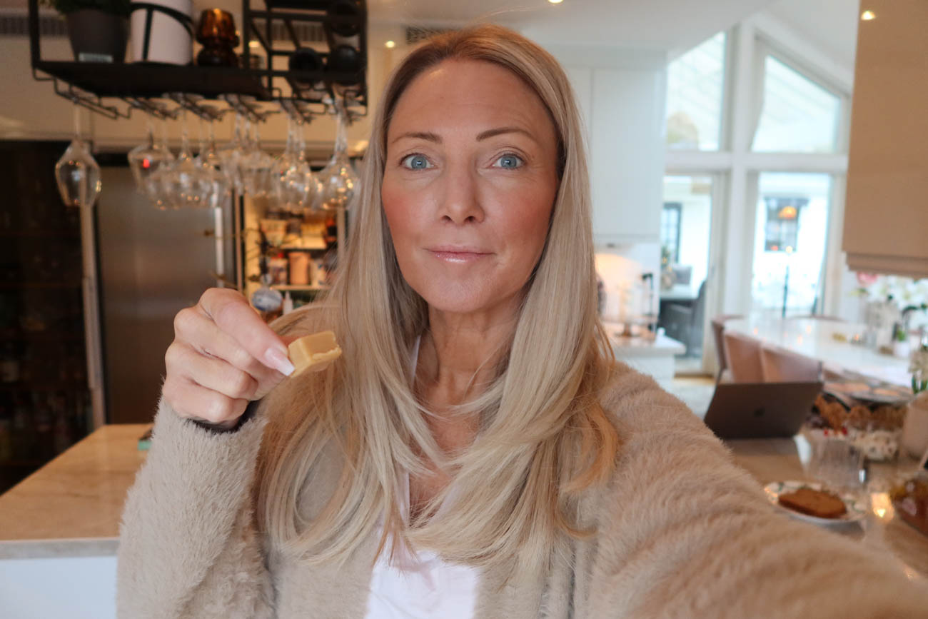 Fudgebitar klara på bricka