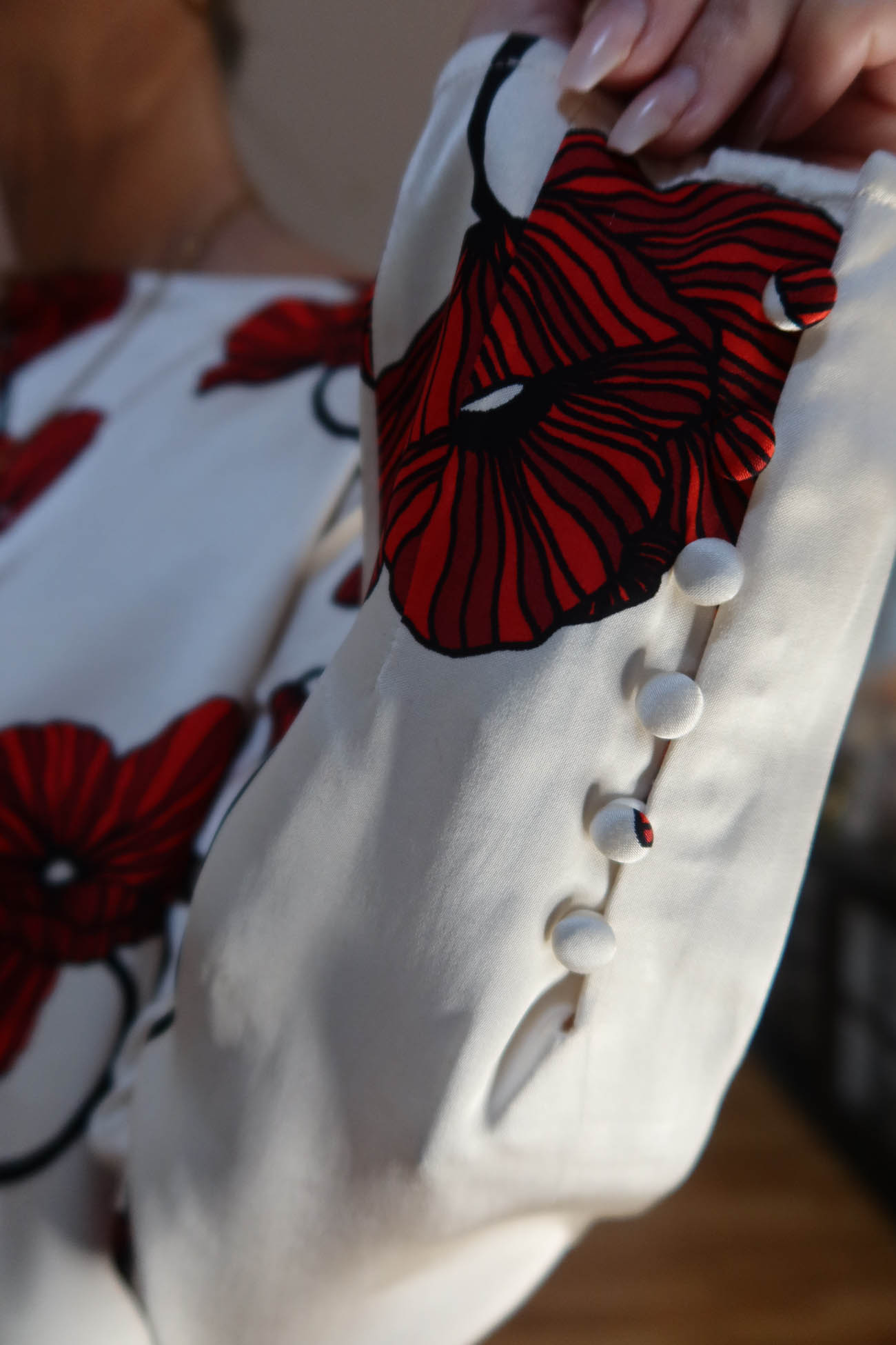 Blus med röda blommor från MQ – perfekt till julbord