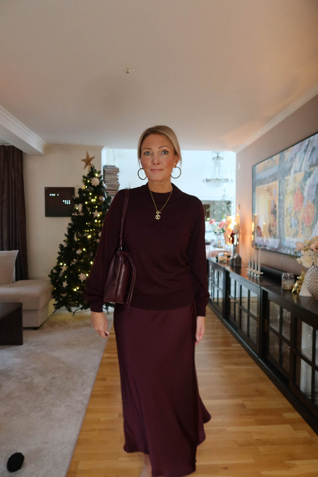 Helkroppsbild vinröd outfit MQ – kjol och topp