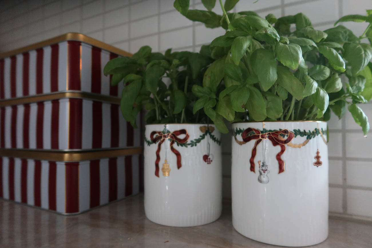 Julservis i rött och vitt framdukad