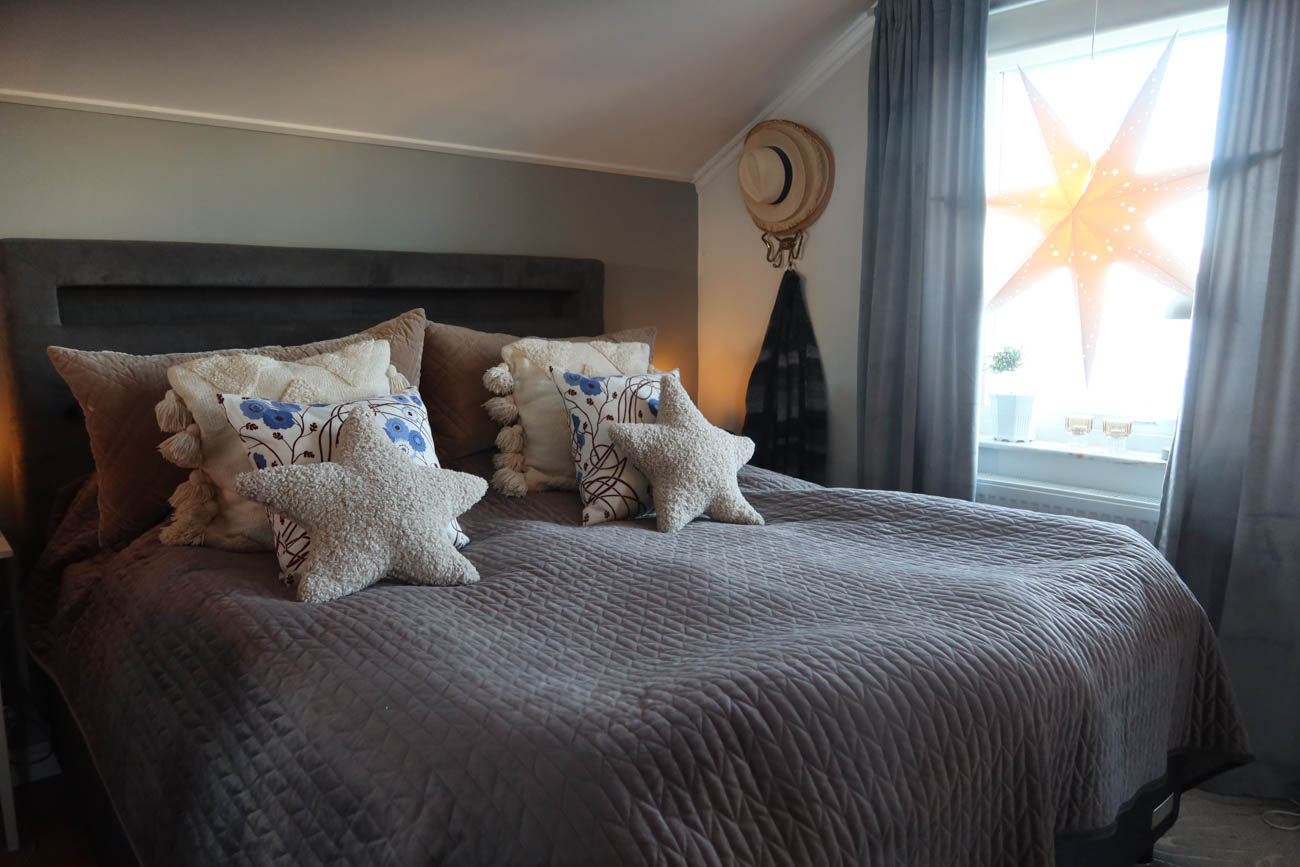 Juliga stjärnkuddar på sängen