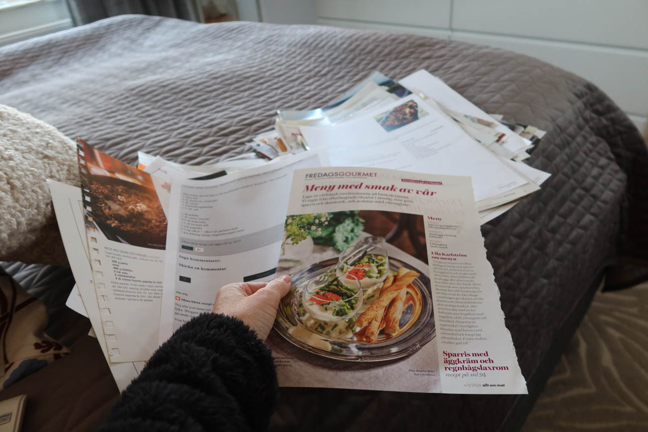 Julpynt och kaffe på kontoret