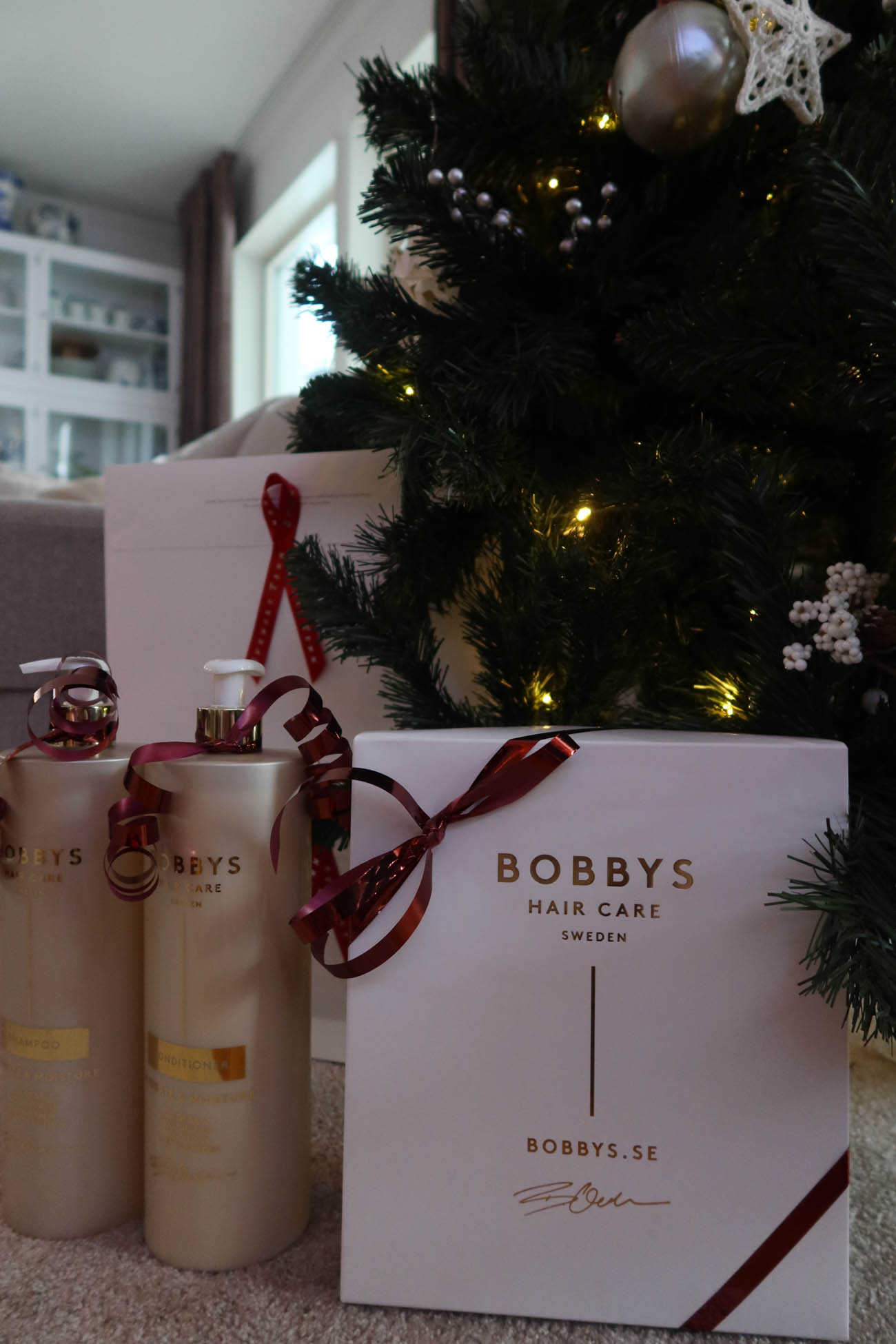 Victoria visar Bobbys produkter i badrummet IMG_8903