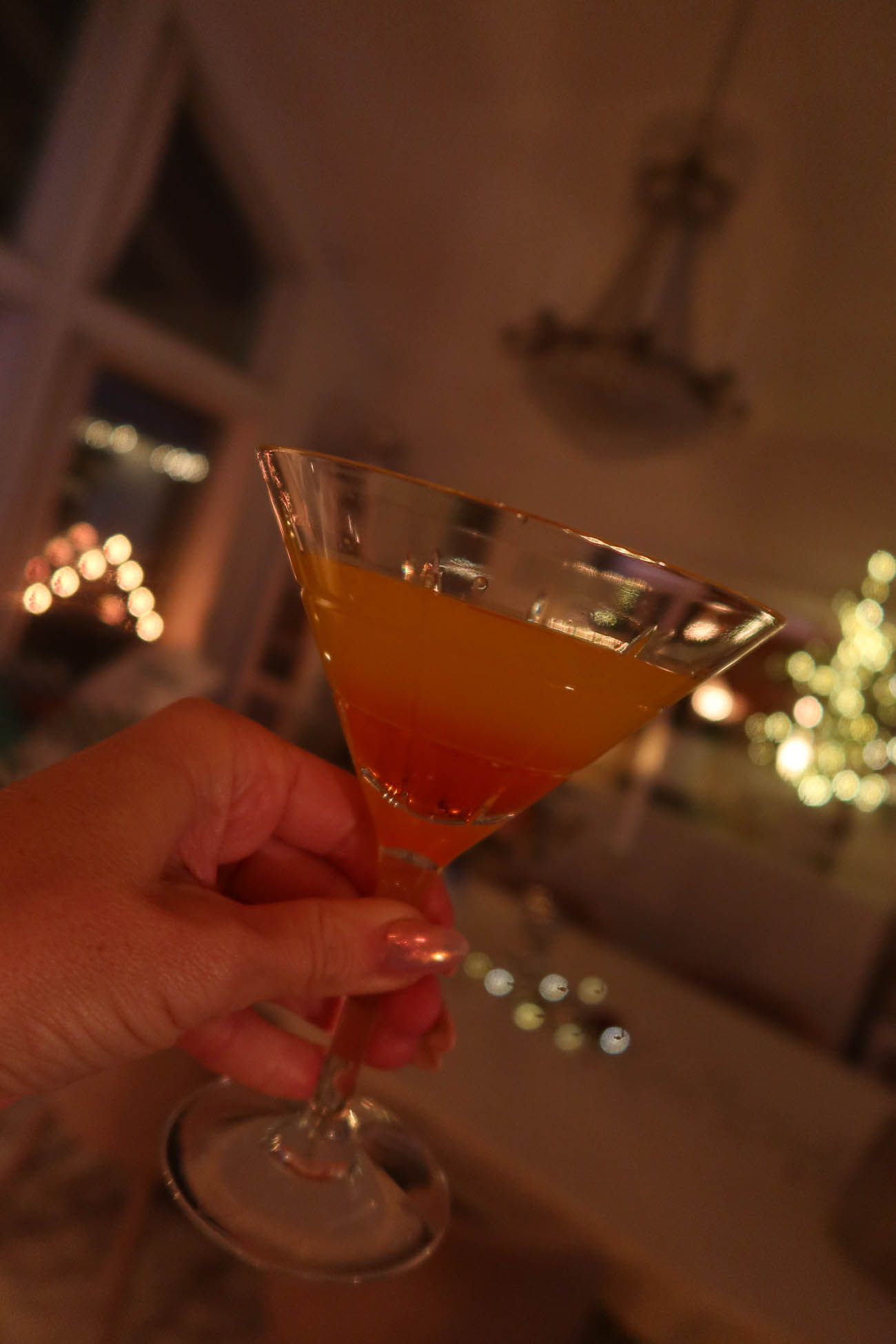 Don Saffron drink med saffran serverad i martiniglas