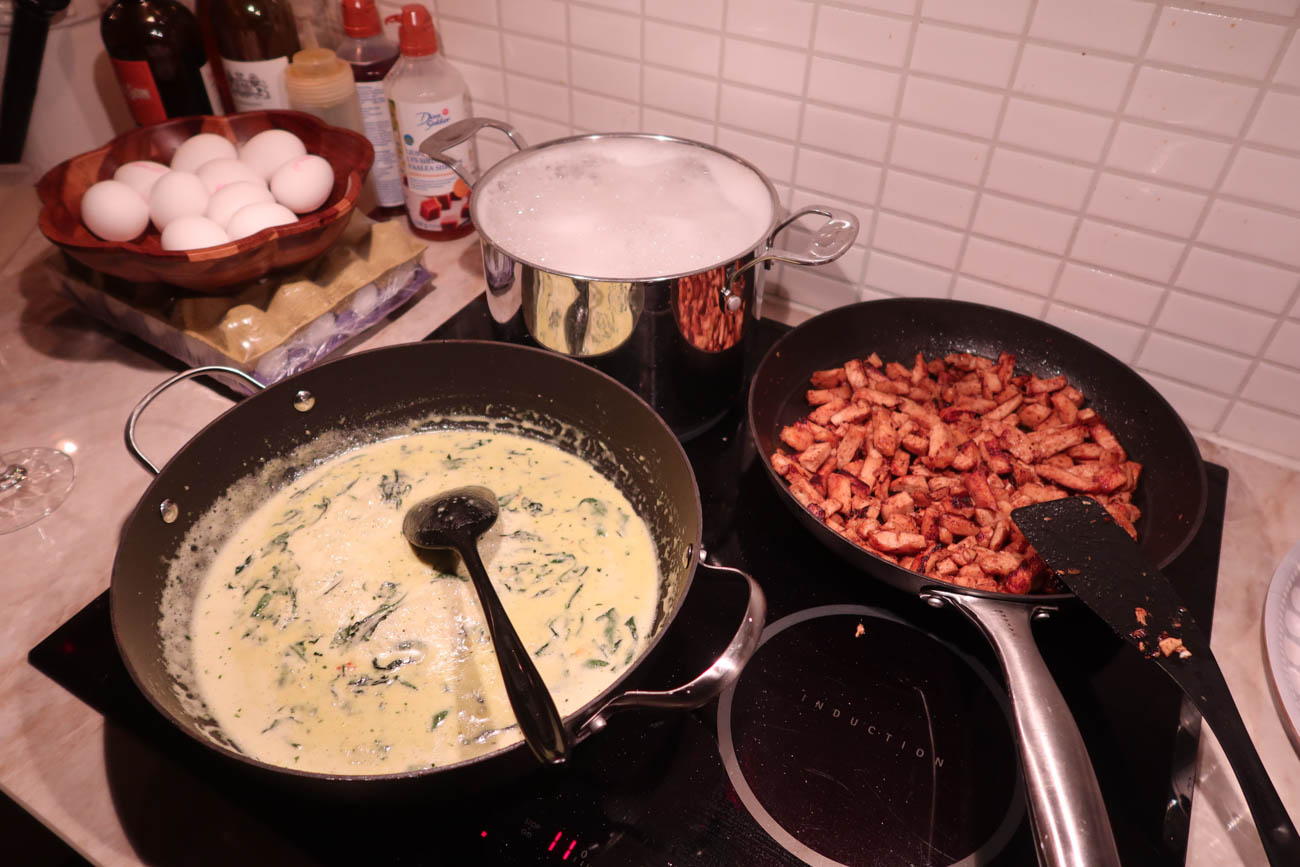 Krämig kycklingpasta med pesto och spenat i panna