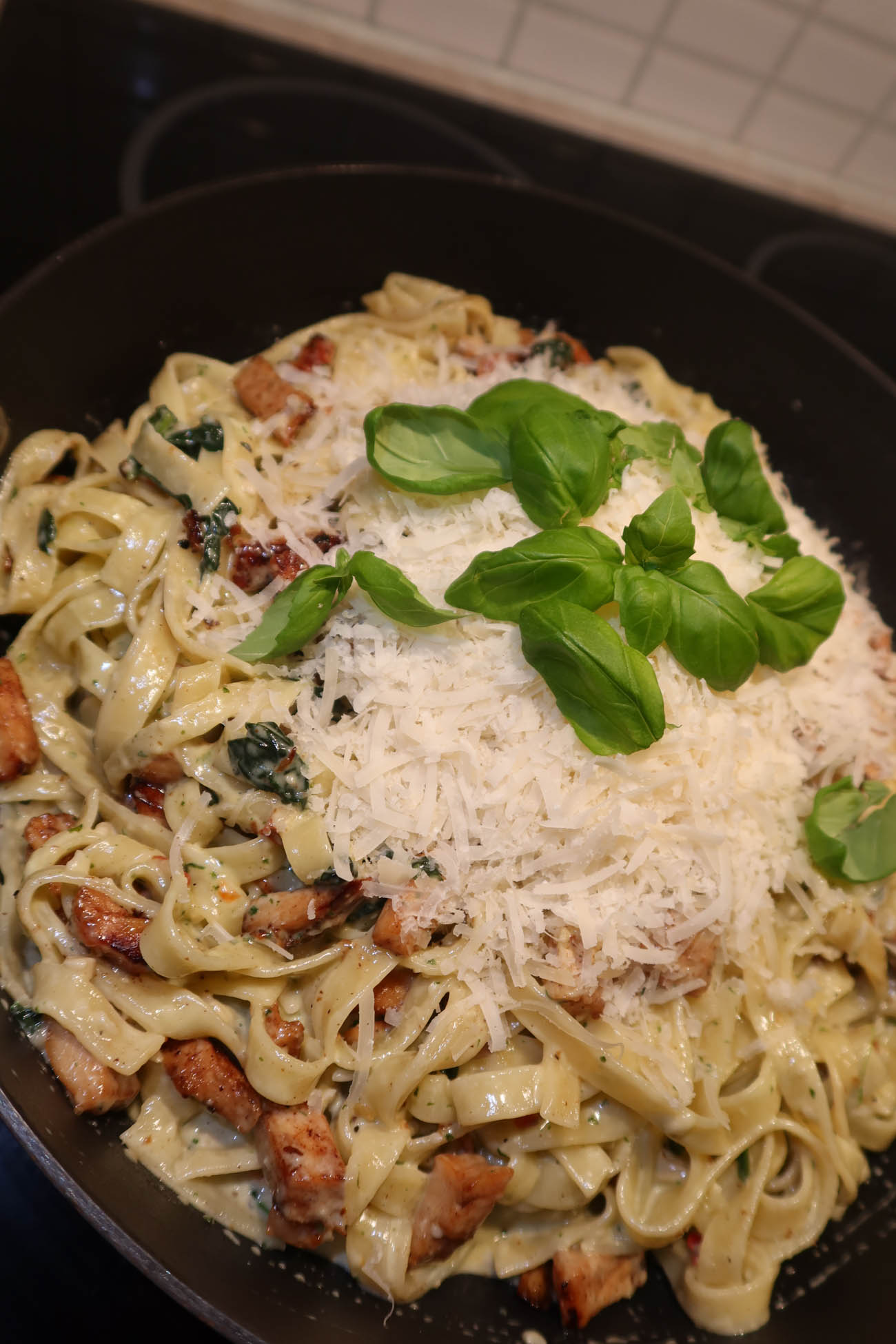 Kycklingpasta med pesto och spenat serverad i djup tallrik