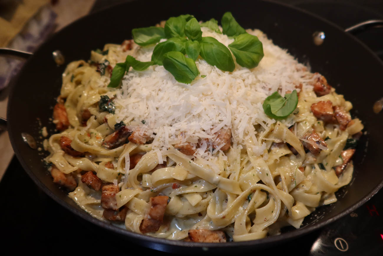 Hemgjord pesto på basilika och parmesan i skål