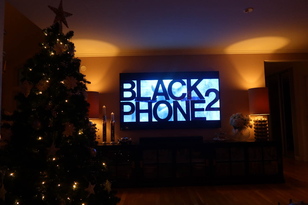 Tv-skärm med filmen The Black Phone 2