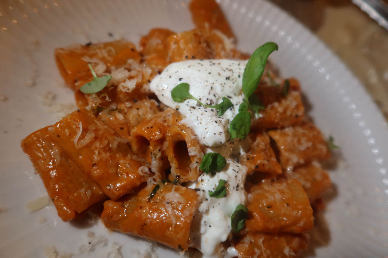 Serverad vodkapasta med burrata