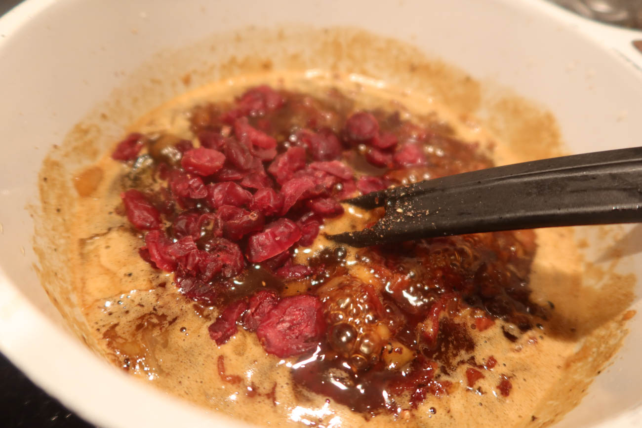 Baconsylt under tillagning i kastrull