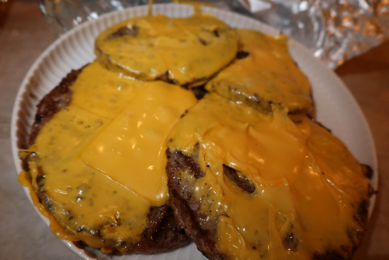 Hamburgare med smält ost på grillat kött