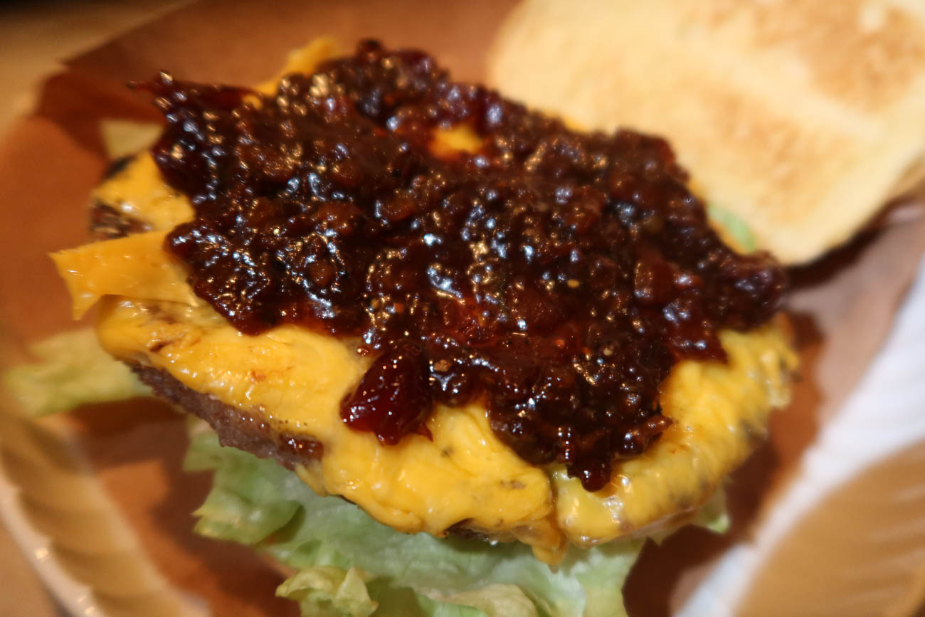 Hamburgare byggs med majonnäs och sallad