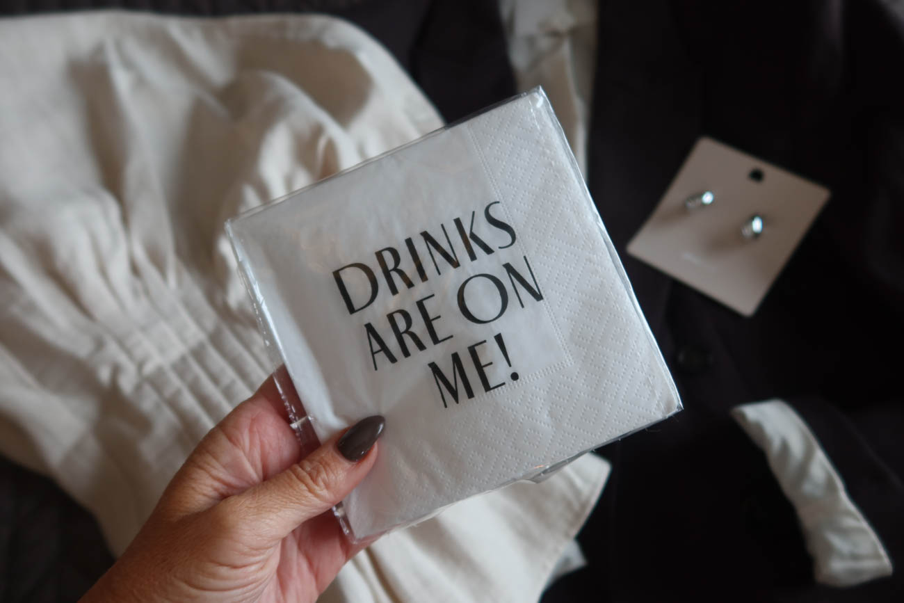 Detaljbild på kläder inför Afrikaresa