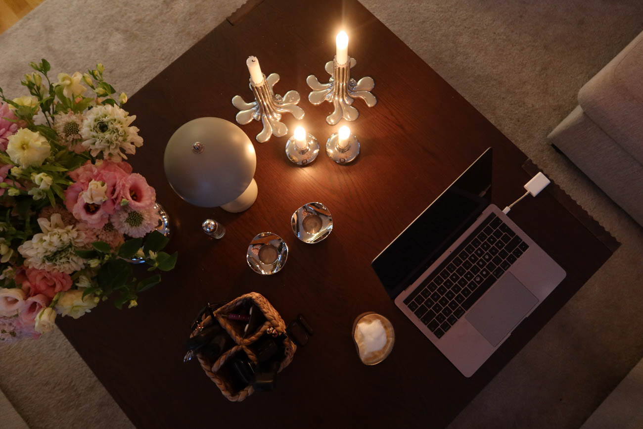 Morgonfika framför brasan – Matplatsen