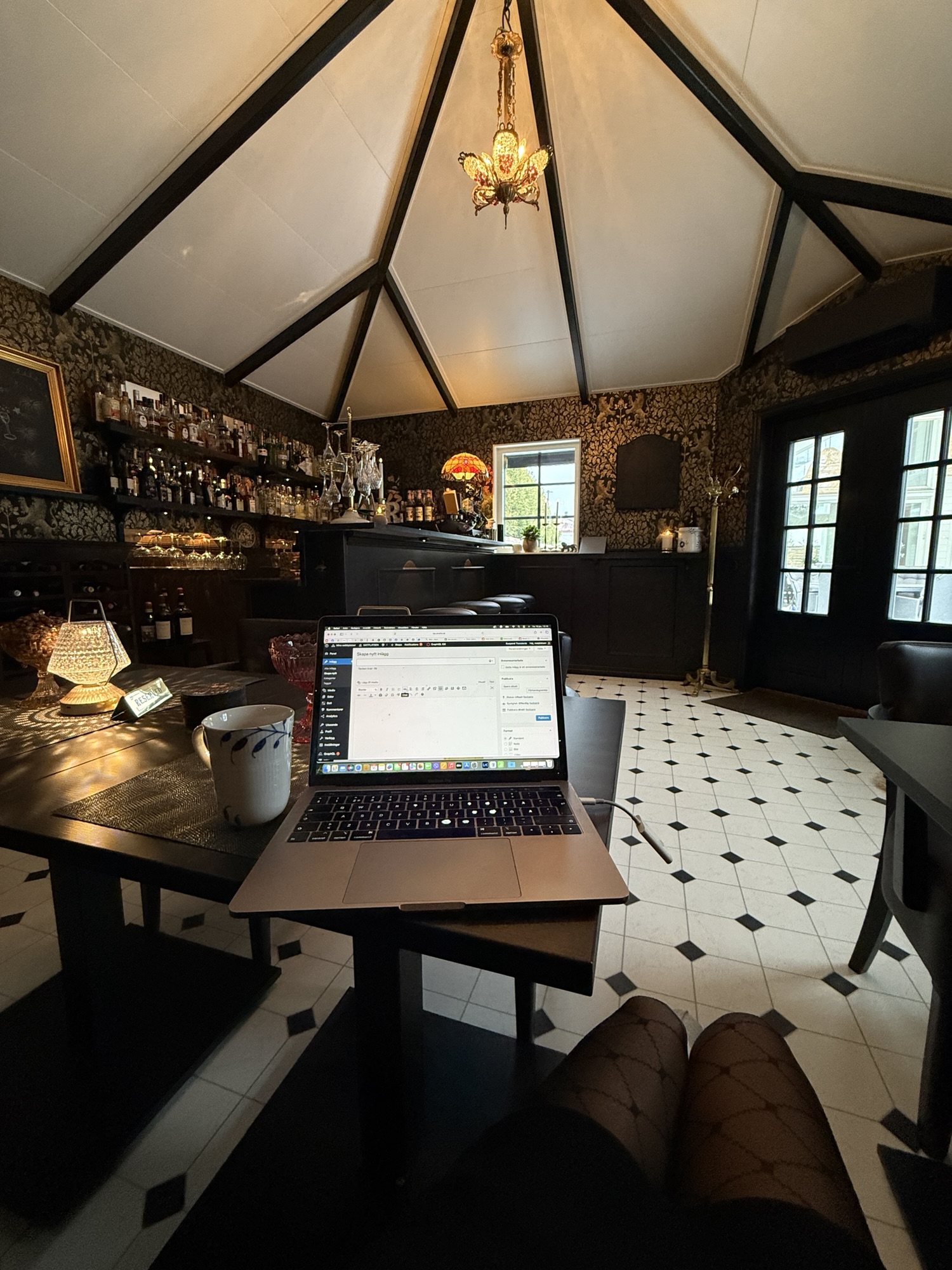 Korv, bubbel och pussel i puben